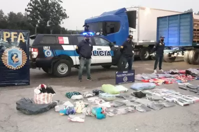 Las Talitas: un colectivo que transportaba mercadería ilegal intentó evadir un control policial