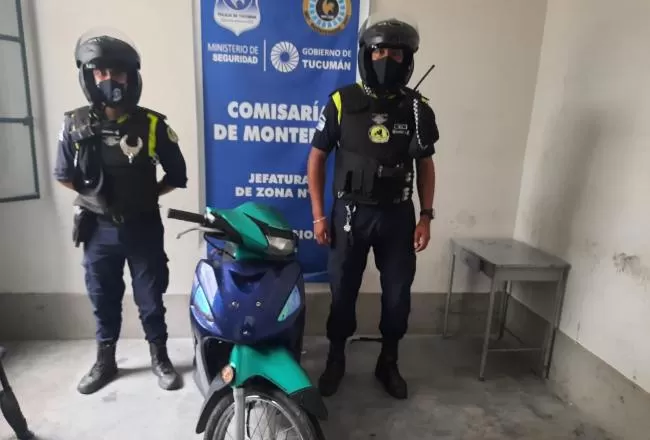 Policías junto a la moto recuperada