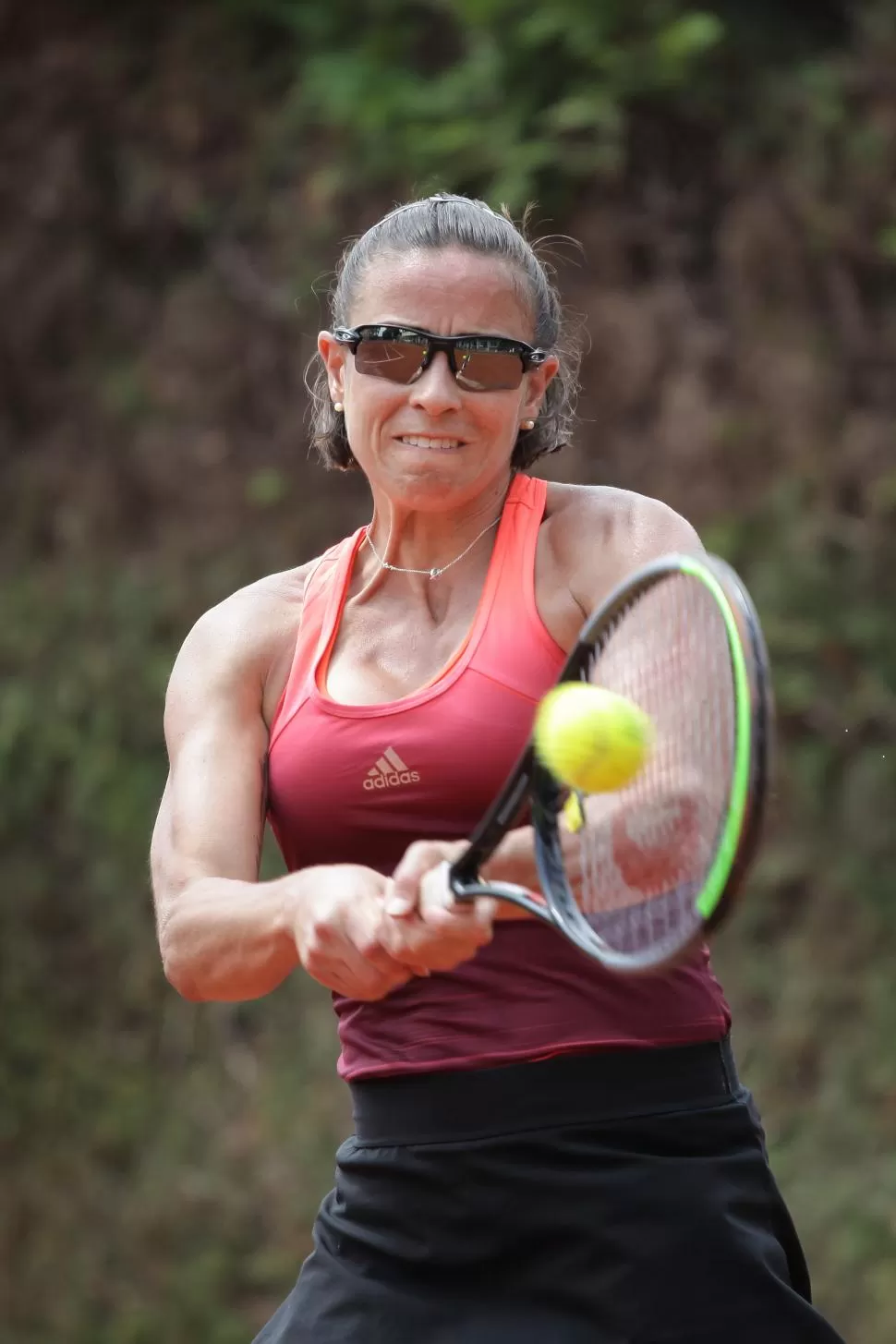 ADELANTE. Ormaechea, aunque no se siente óptima, pone todo su empeño y esfuerzo en su revés y en cada golpe que hace. Fotos de Omar Rasjido 