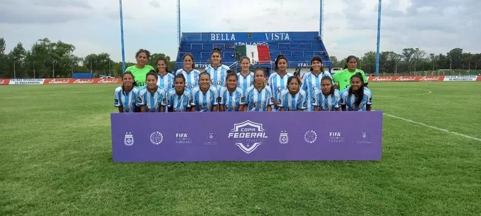 PARA EL RECUERDO. Las “decanas” compitieron codo a codo con un equipo profesional del fútbol femenino. Esta vez no pudo ser, pero seguramente tendrán revancha. Foto: Gentileza Facundo Survano