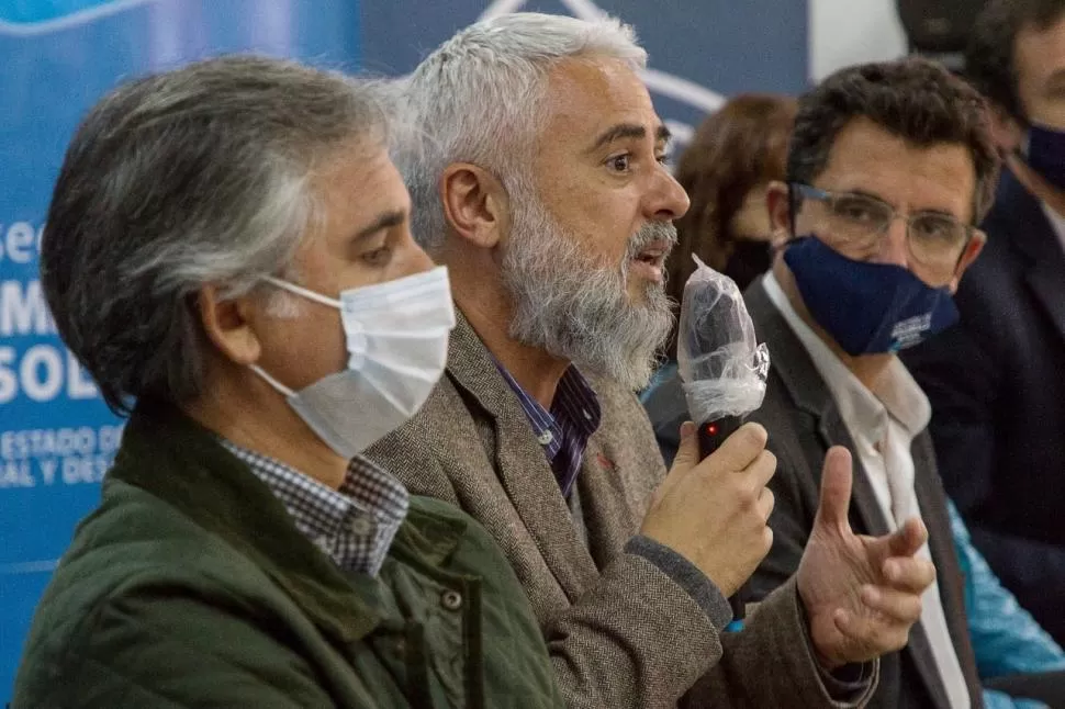 PROTAGONISTAS. Navarro (centro) fue desplazado el martes del ministerio que conduce Yedlin (fondo); podría reemplazarlo Cerviño (primer plano). 