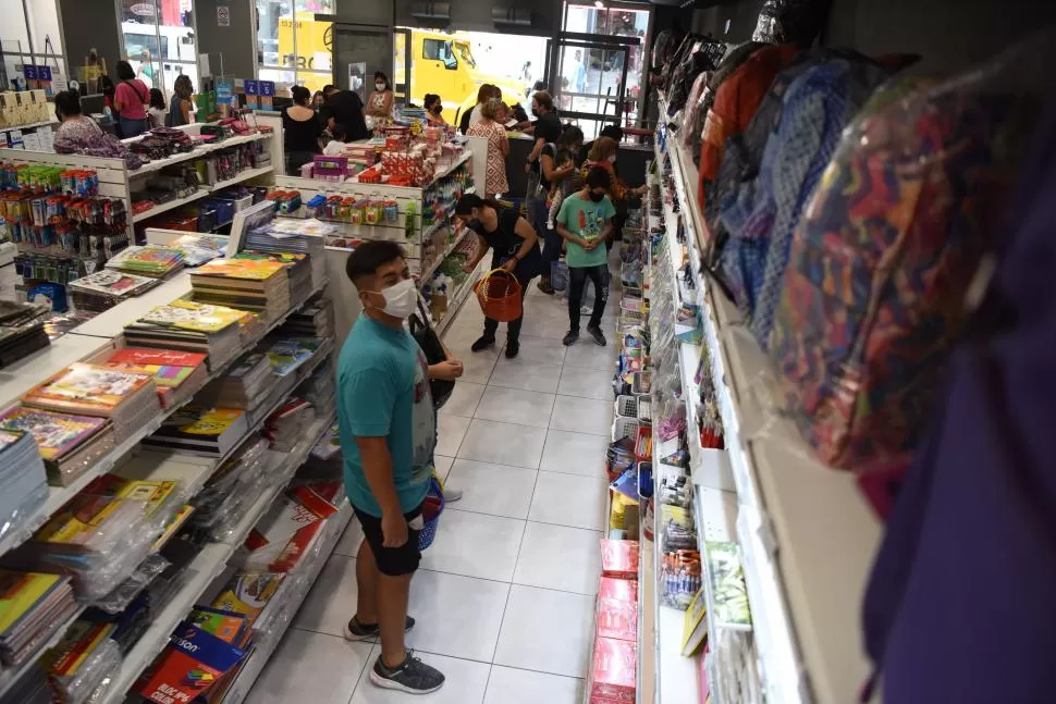 LOS CHICOS IMPONEN TENDENCIAS. A la hora de comprar, los estudiantes eligen útiles escolares con tonalidades pasteles y “eco friendly”. la gaceta / foto de analia jaramillo 