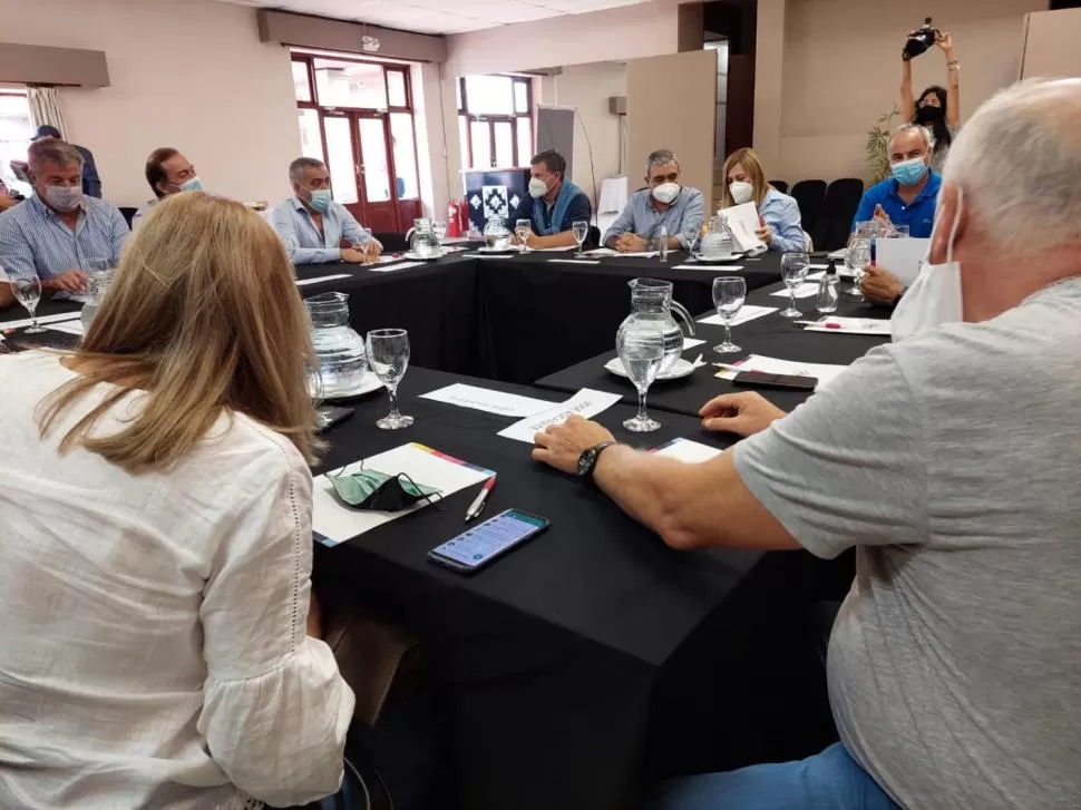 EN LOS VALLES. La zona turística fue elegida por los opositores para deliberar sobre el futuro de la coalición y analizar la política nacional y provincial. PRENSA JUNTOS POR EL CAMBIO