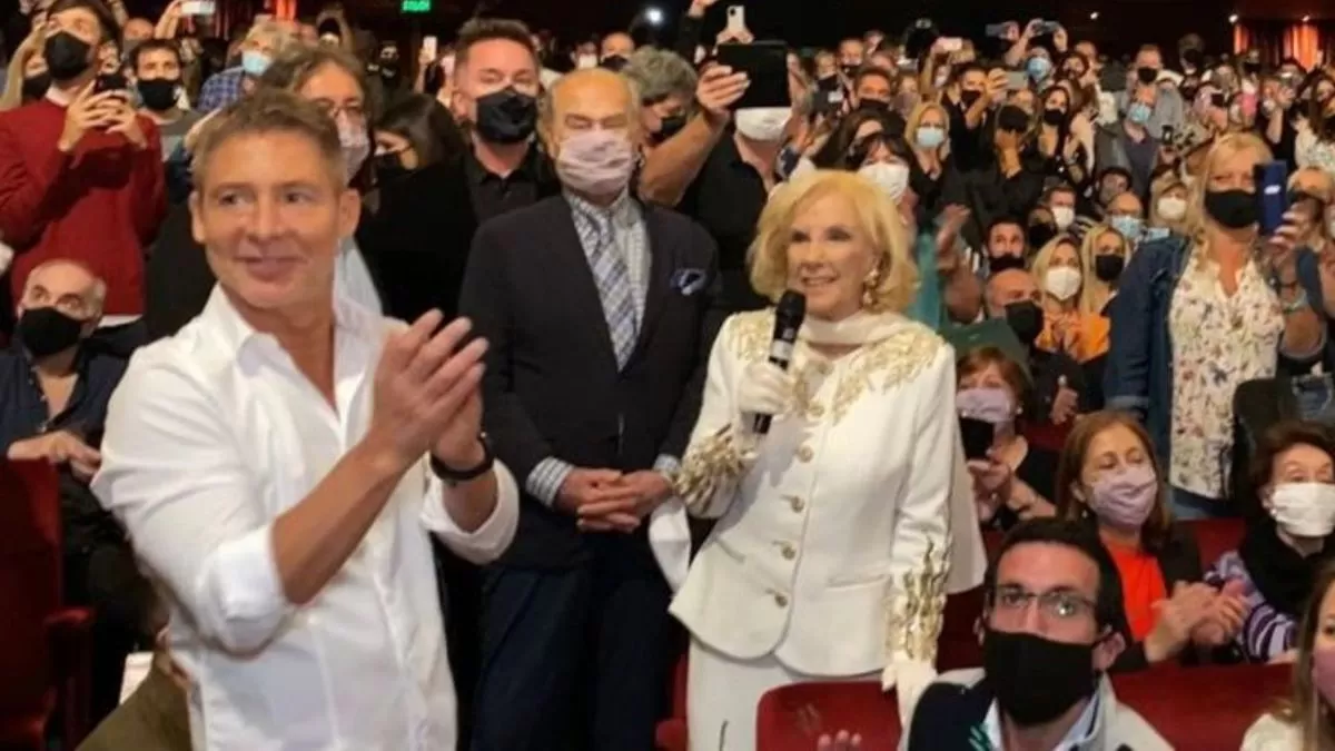 OVACIONADA. Mirtha Legrand hizo su primera aparición pública del año y recibió el cariño del público. Foto tomada de: lmdeneuquen.com