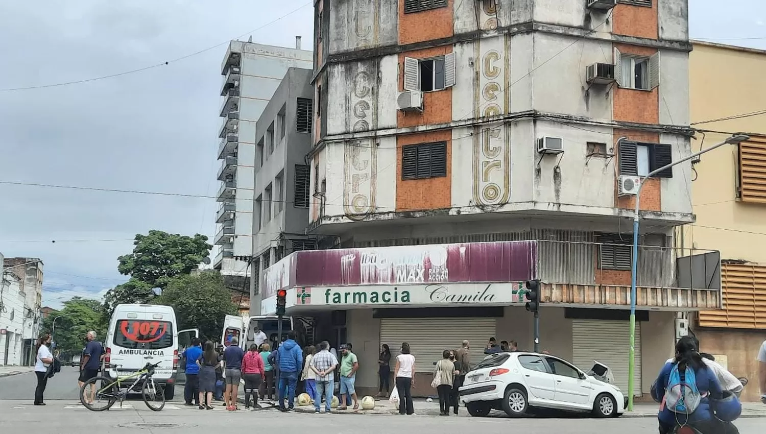 ESTA MAÑANA. Los vehículos quedaron frente a una farmacia ubicada en esa misma esquina.