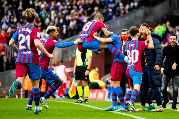 Xavi le ganó el duelo a Simeone y Barcelona festejó en el Camp Nou