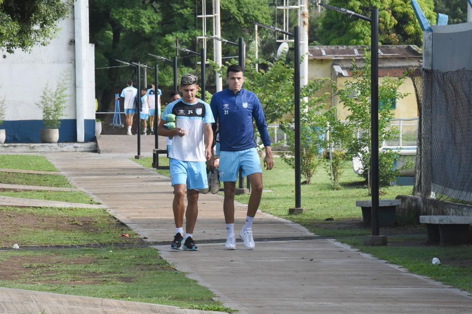 ¿SE VAN? Matías Orihuela y Mauro Osores entrenan con la Reserva. Tanto el ex Newell’s como el ex Guillermo Brown, buscan salir del “Decano”. LA GACETA / FOTOs DE Analía Jaramillo