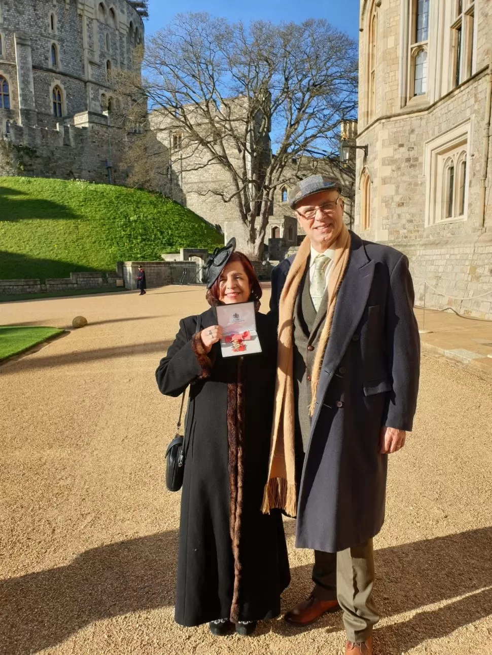 FELICES. Cohen y su esposo, el tucumano Ernesto Correa, luego de recibir la distinción en Inglaterra.  