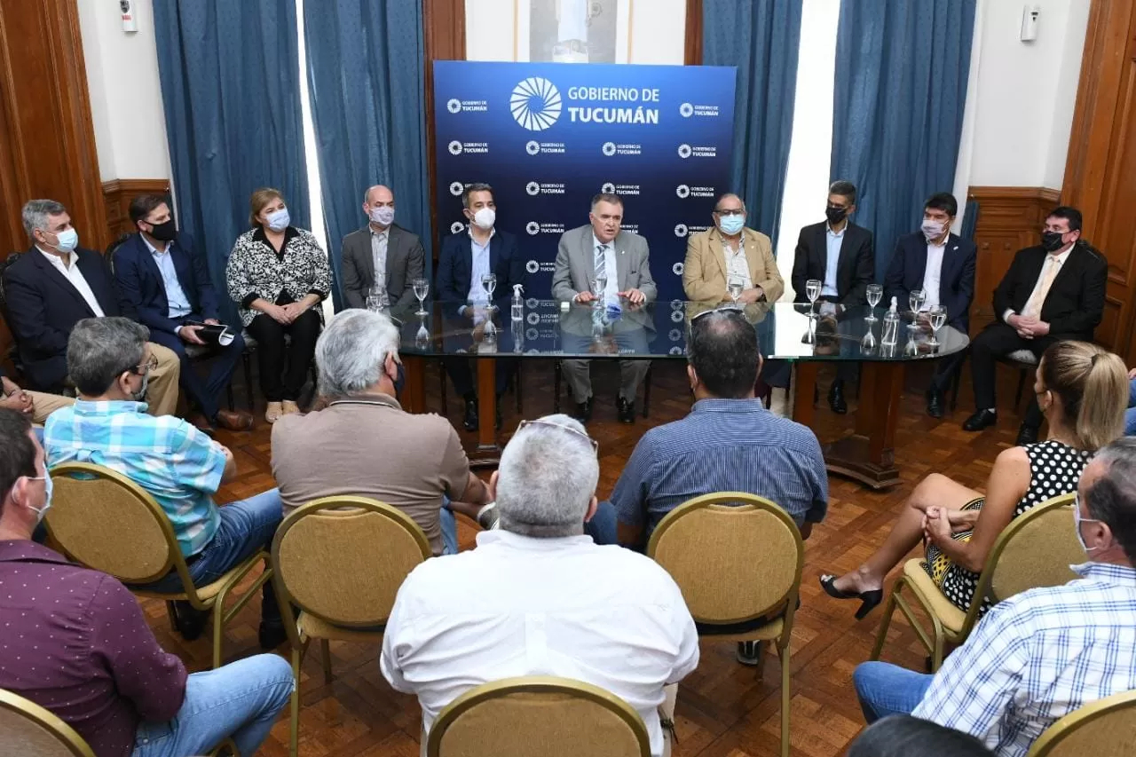 EN CASA DE GOBIERNO. Jaldo anuncia que el paro previsto por UTA quedó sin efecto, luego de que las partes alcanzaran un acuerdo. Foto: Prensa Gobernación