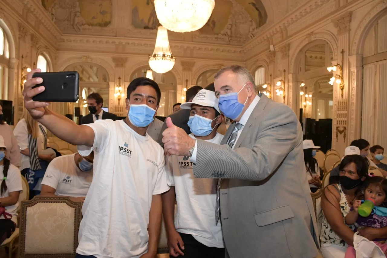 EN CASA DE GOBIERNO. Jaldo, junto a los alumnos que formarán parte de la delegación. Foto: Prensa Gobernación