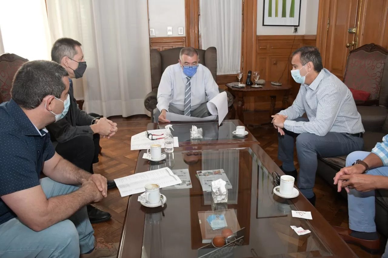 EN CASA DE GOBIERNO. Jaldo, junto a Garber y a otros empresarios de la construcción. Foto: Comunicación Pública