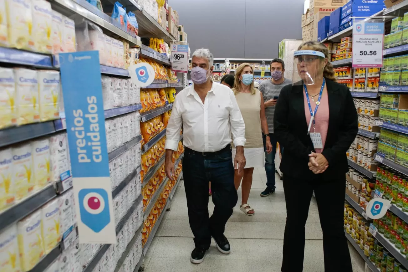 EN RECORRIDO. Roberto Feletti supervisa los precios de las góndolas. Twitter @RobertoFeletti