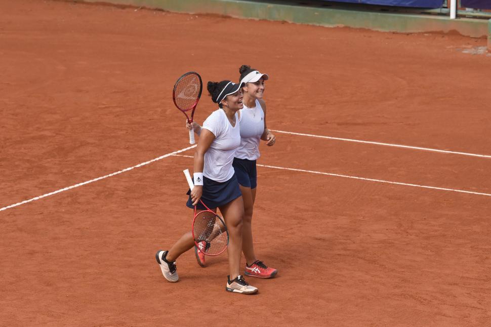 MARCHA TRIUNFAL. Pereira y Gatica van a saludar a sus rivales.