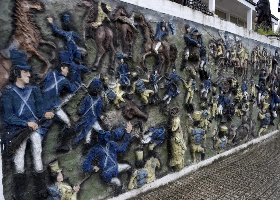 CONMEMORACIÓN. Mural que representa la Batalla de Tucumán. 