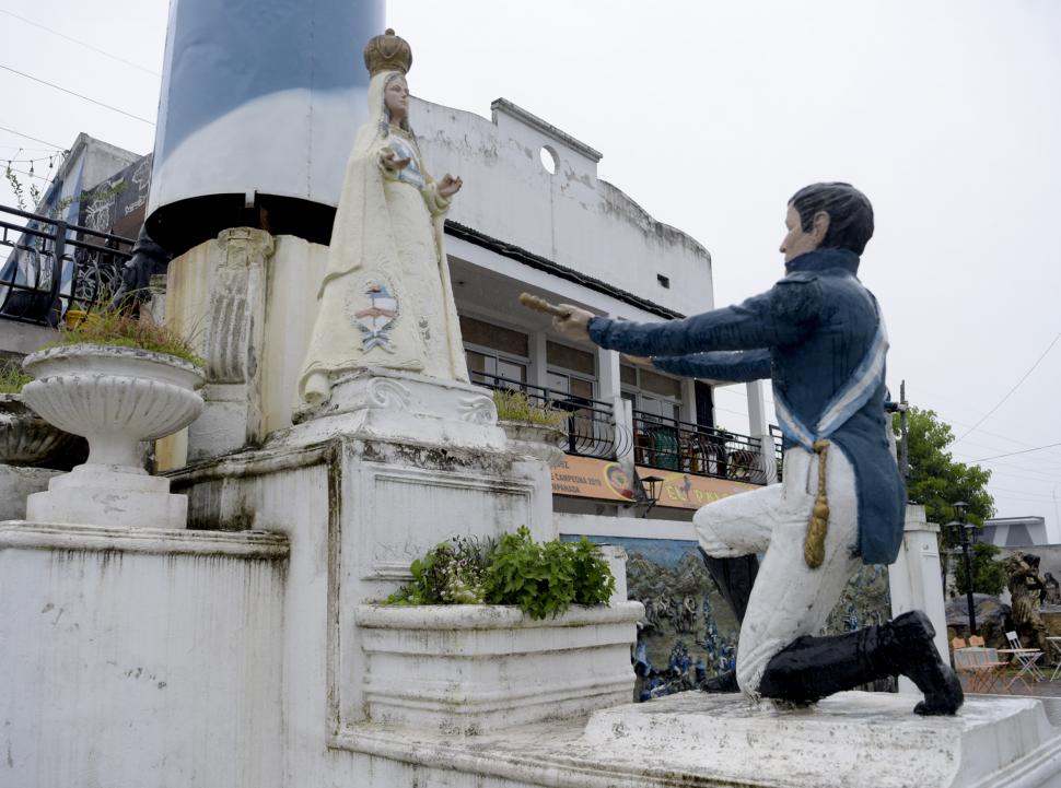 DEVOCIÓN. Manuel Belgrano entregando el Bastón de Mando a la Virgen de la Merced.