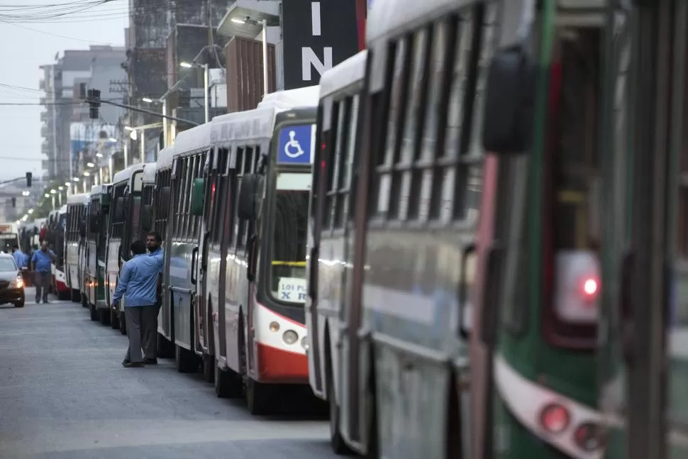 SERVICIO CLAVE. Alrededor de medio millón de tucumanos viaja en transporte público cada día. 