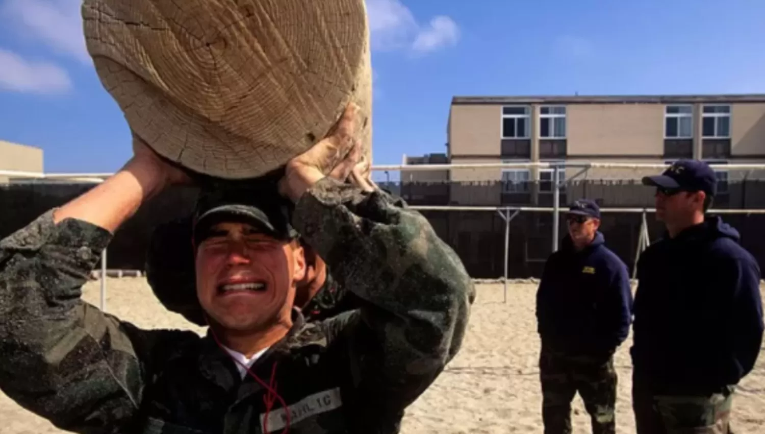 EXTREMO. Los aspirantes a SEAL deben sostener un tronco durante horas sobre su cabeza.