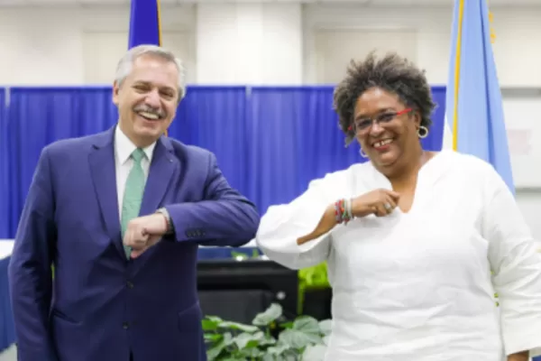 Fernández inició la última jornada de la gira en Barbados