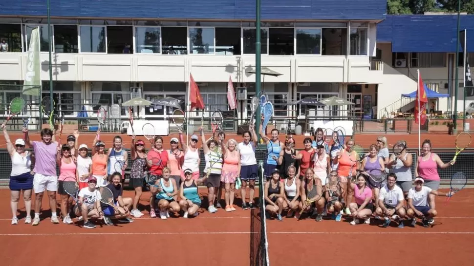 FELICES. El grupo de tenistas veteranas posó con raqueta en mano y sonrisa en el rostro luego de terminar la práctica junto a las ex profesionales y a las actuales. Fotos de Omar Rasjido
