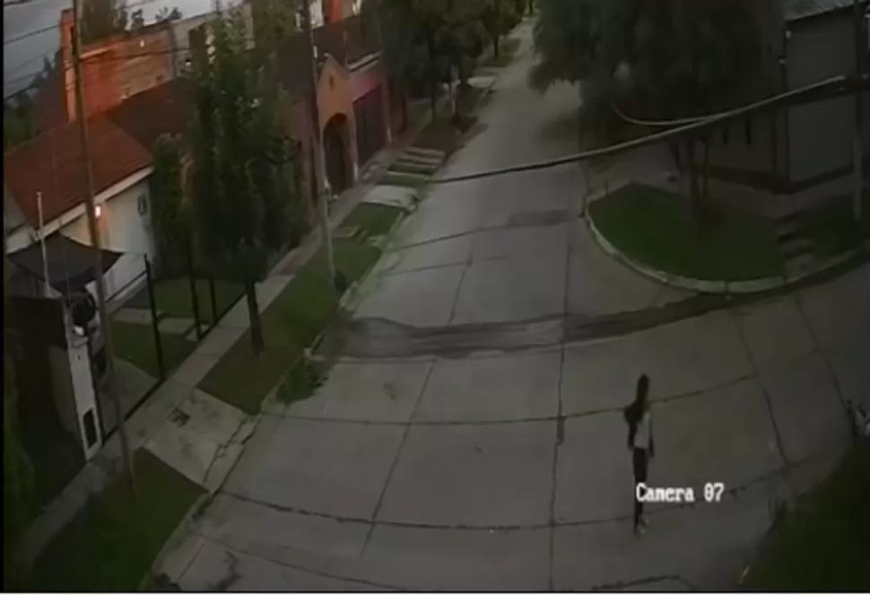 IMAGEN CLAVE. El momento en el que Maira Alejandra Armella observa a su hijo herido en el paseo público. 