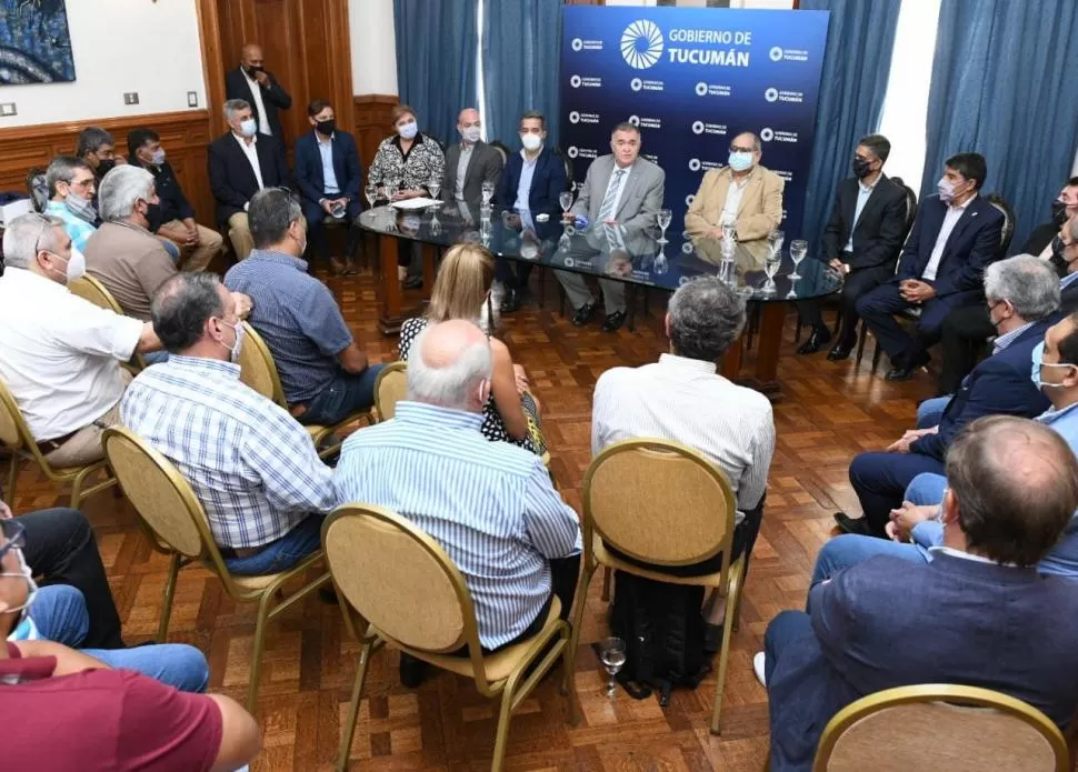 REUNIÓN AMPLIADA. Jaldo encabezó el nutrido encuentro que -consideró- marcará un punto de inflexión respecto al servicio de transporte público. 