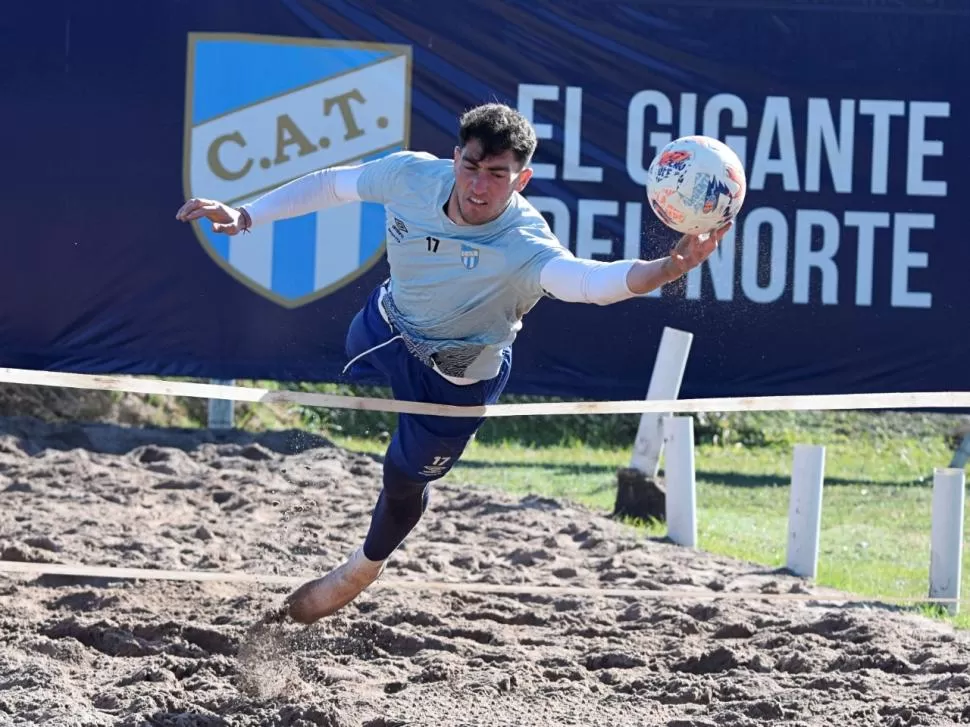  ¡A VOLAR! Como en las prácticas, hoy Marchiori volará pero hacia Buenos Aires. Junto a sus compañeros, seguirá camino a Junín, donde los espera Sarmiento. Foto Jo Ledezma - PUCAT