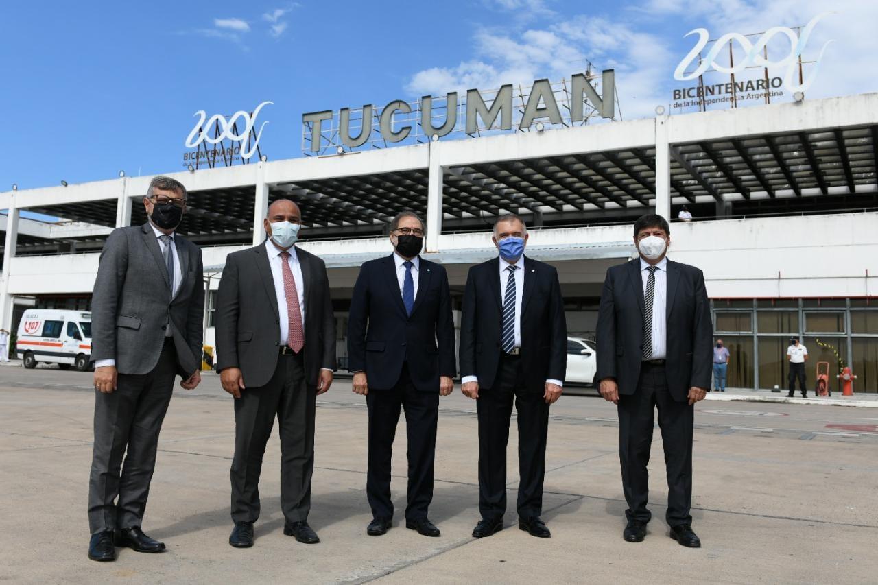 RECIBIMIENTO. Jaldo, acompañado por el intendente de Alderetes, Aldo Salomón, recibió a Manzur y a Argüello en el Benjamín Matienzo. Foto: Prensa Gobernación