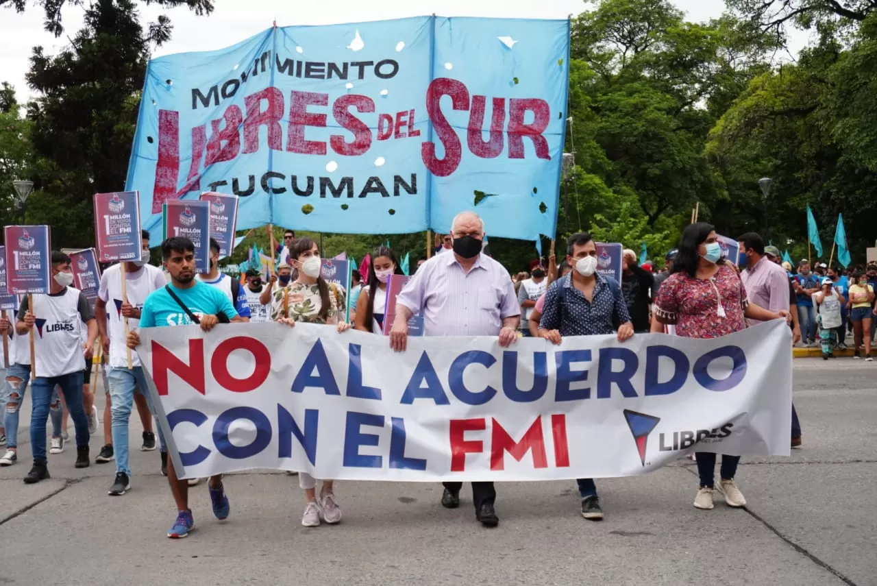 EN LA MARCHA. El legislador Federico Masso -centro- repudió el acuerdo con el FMI. Foto: Prensa LDS