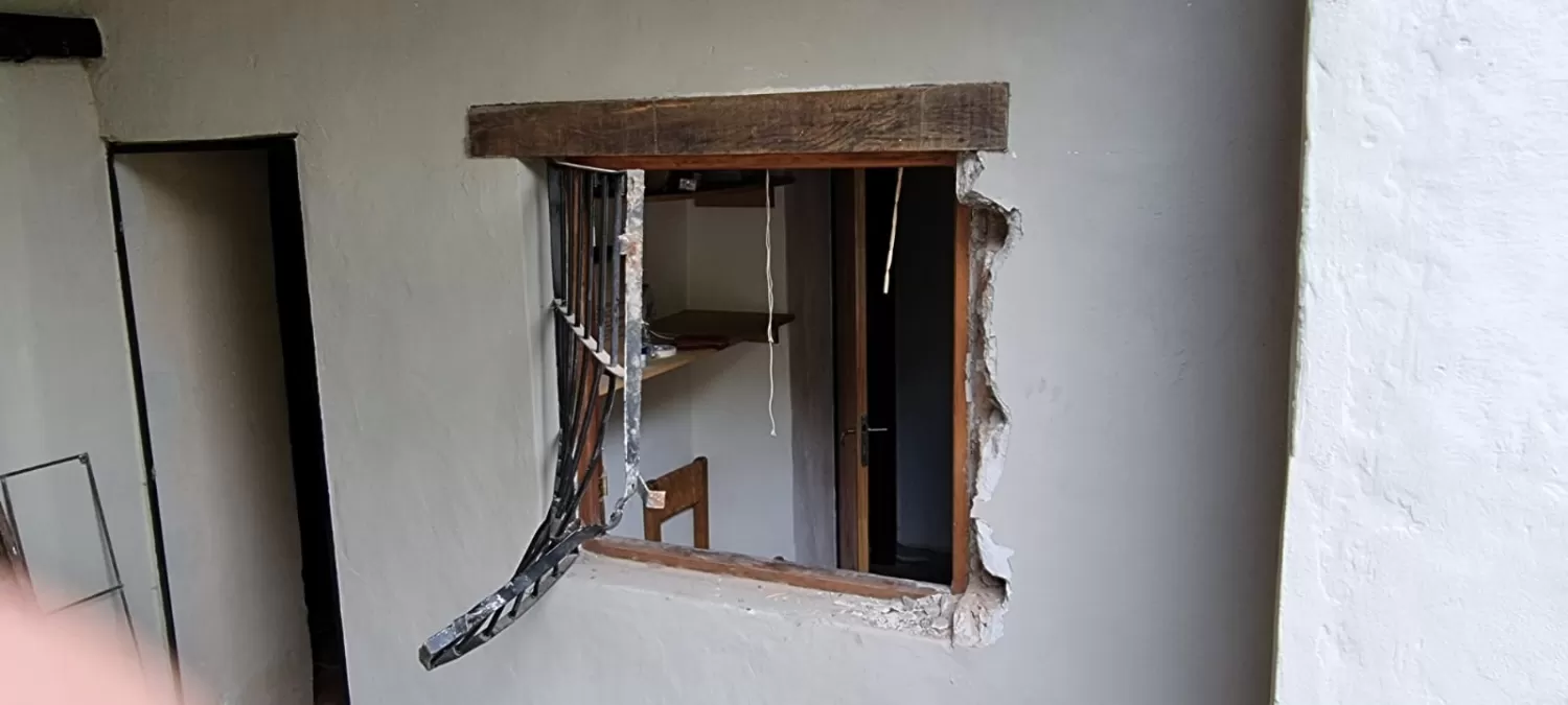 VENTANA DESTROZADA. Una de las viviendas del cerro El Pelao
