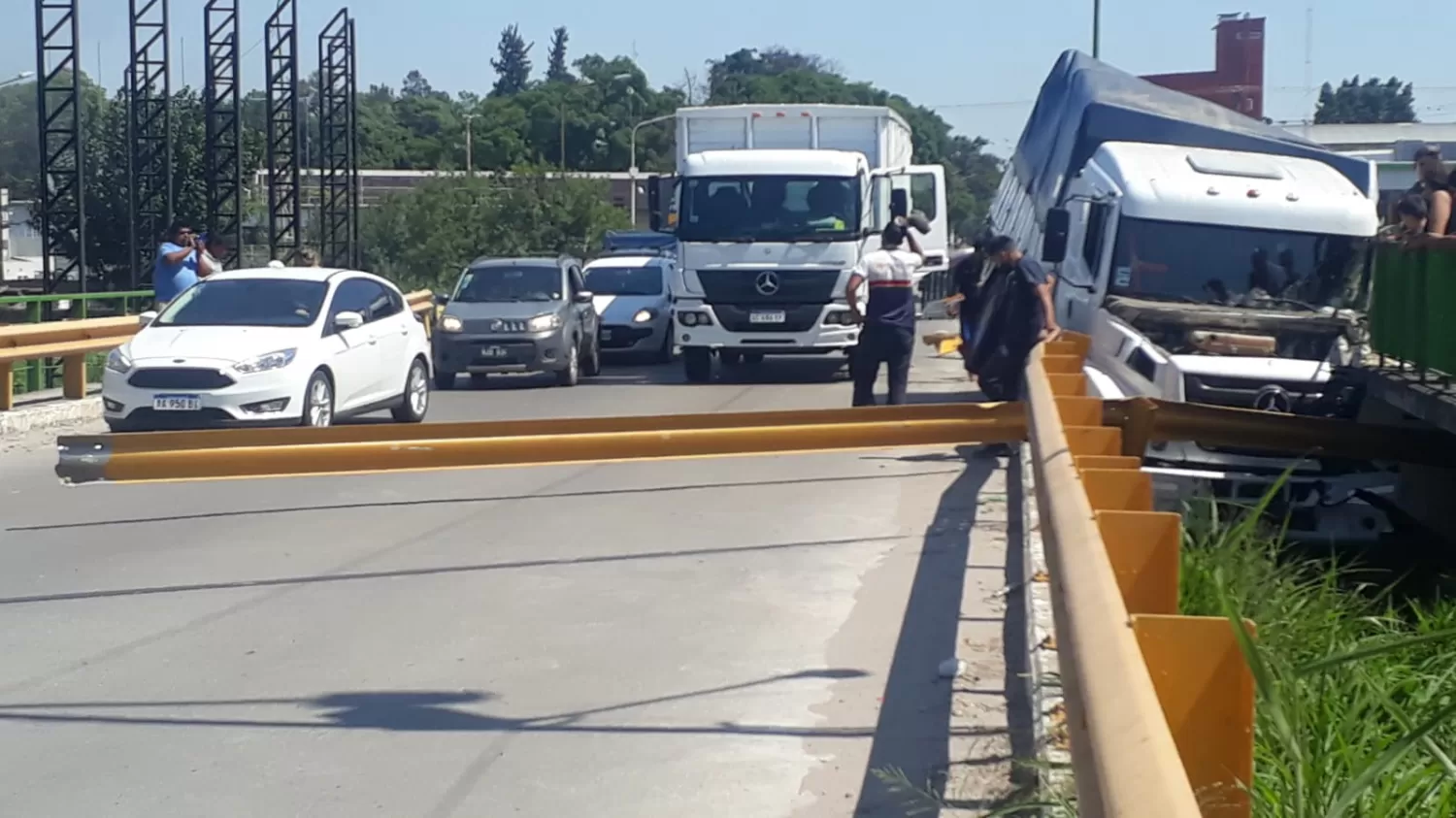 El camión quedó en medio de la Diagonal a Tafí Viejo.