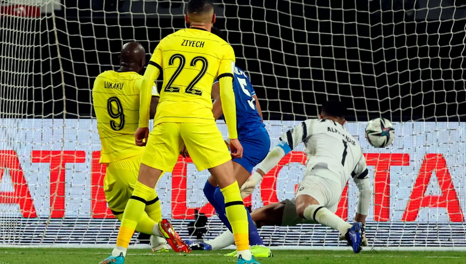 GOLEADOR. El belga Lukaku pescó un rebote y no perdonó al arquero árabe.