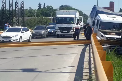 Un chofer perdió el control y el camión quedó colgado en la Diagonal a Tafí Viejo
