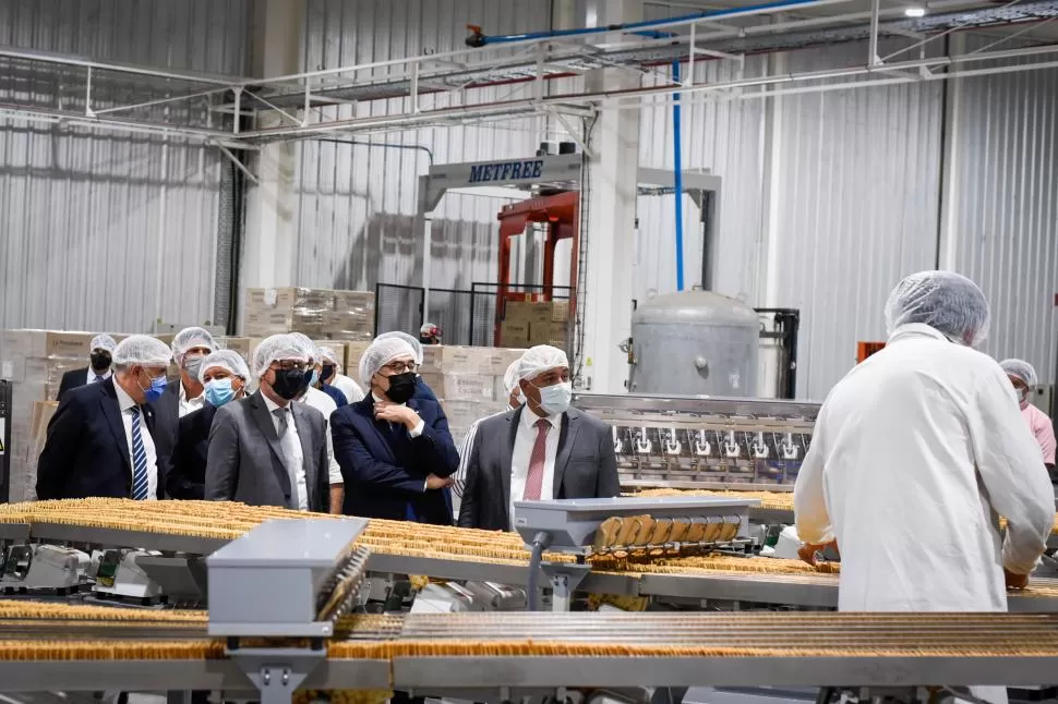 COMPLEJO ALIMENTICIO. Manzur, Jaldo y la comitiva diplomática encabezada por Argüello recorrió las instalaciones de una fábrica de pastas y galletas. Twitter @JuanManzurOK
