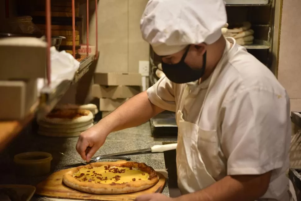 AMERICANA. Es la más elegida y tiene panceta, queso cheddar y muzzarella. LA GACETA / FOTO DE DIEGO ÁRAOZ