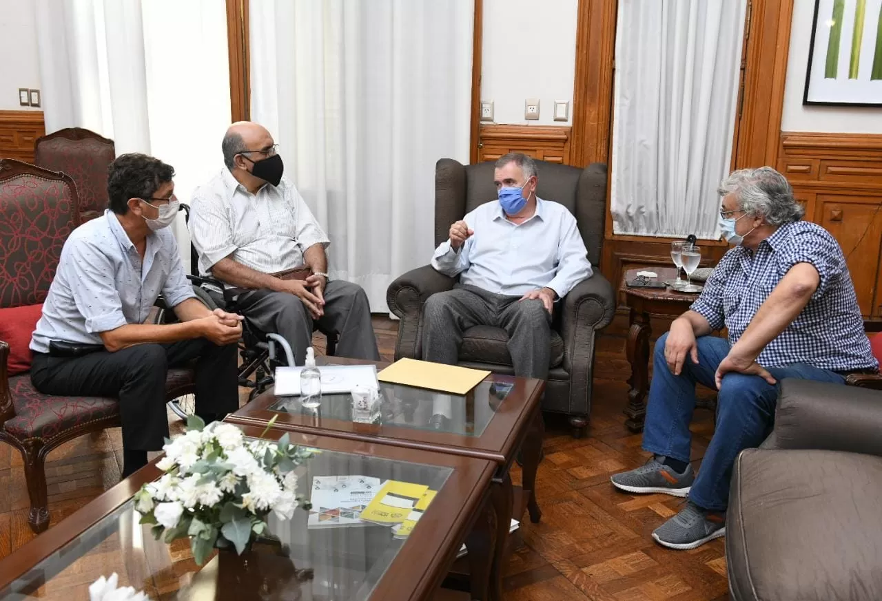 EN CASA DE GOBIERNO. Jaldo recibió a los representantes del Club de Paracaidismo de Tucumán. Foto: Comunicación Pública