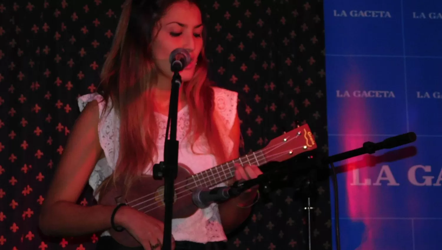 EN EL ESCENARIO. Los participantes pueden llevar un instrumento o una pista para su actuación.