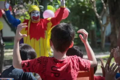 El Piñón Fijo tucumano divirtió a niños del hogar Eva Perón