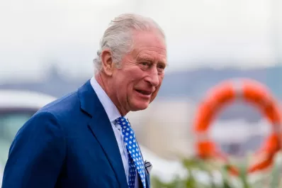 El príncipe Carlos se contagió de coronavirus y la reina Isabel es contacto estrecho