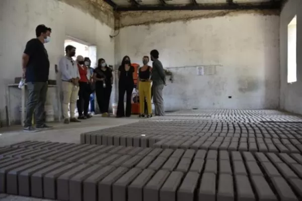 Jóvenes de los dispositivos de cuidado elaborarán bloques con material reciclado