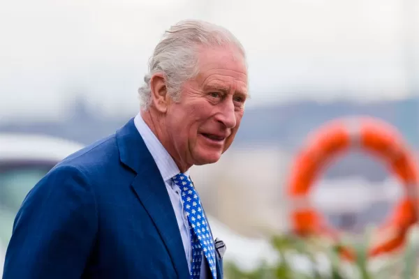 El príncipe Carlos se contagió de coronavirus y la reina Isabel es contacto estrecho