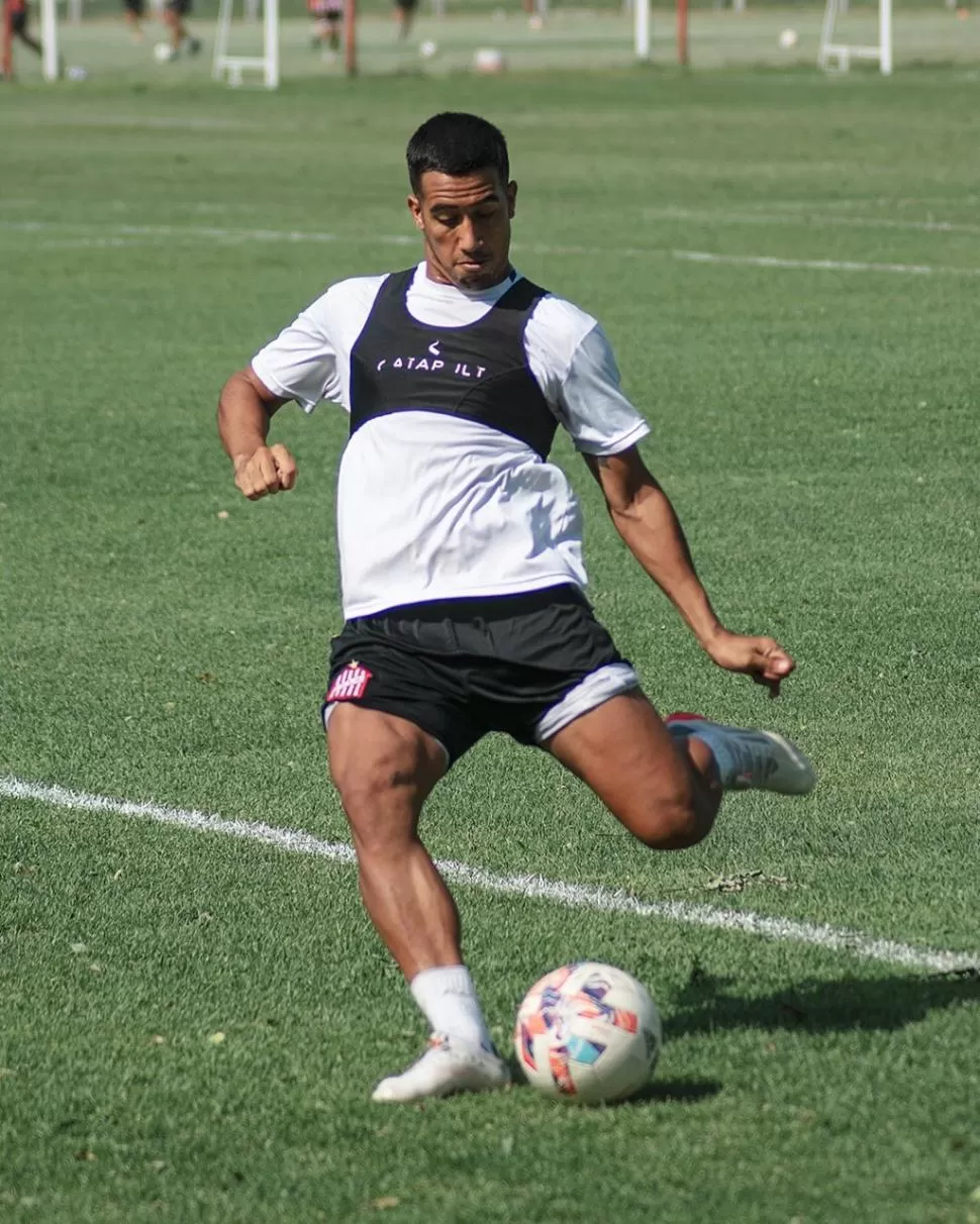 BUENA PEGADA. Uno de los atributos del lateral es su buen remate de media distancia. Es un lateral con mucho ida y vuelta. Prensa San Martín