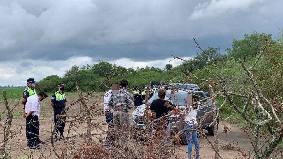 DISCUSIÓN EN PLENO CAMPO. Momento en que policías fueron a verificar la denuncia y el conflicto.  