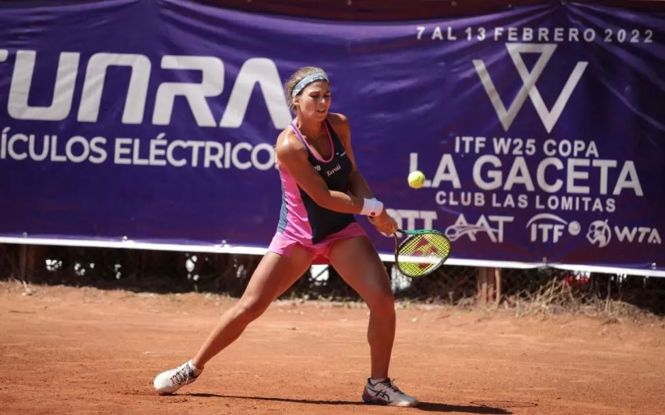 AVANZA. Con su revés, Alves Meligeni puede atacar y también defenderse. Omar Rasjido //instagram: @omar__erre //twitter: @om_visuals