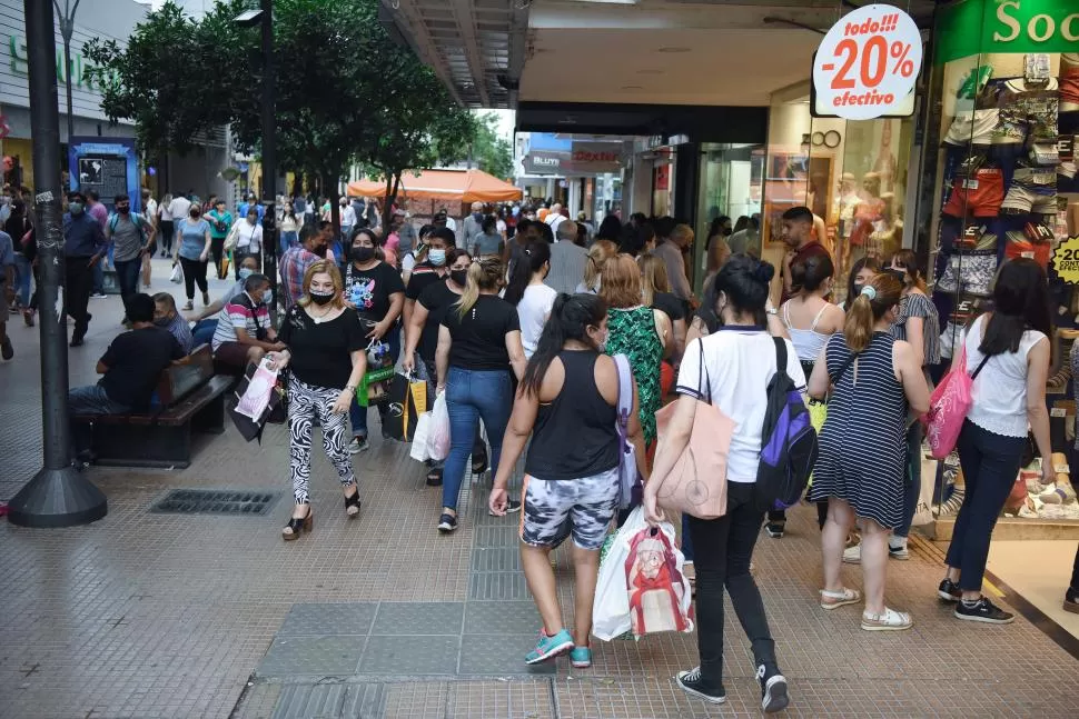 MUCHEDUMBRE. En el centro se producen muchas aglomeraciones. 