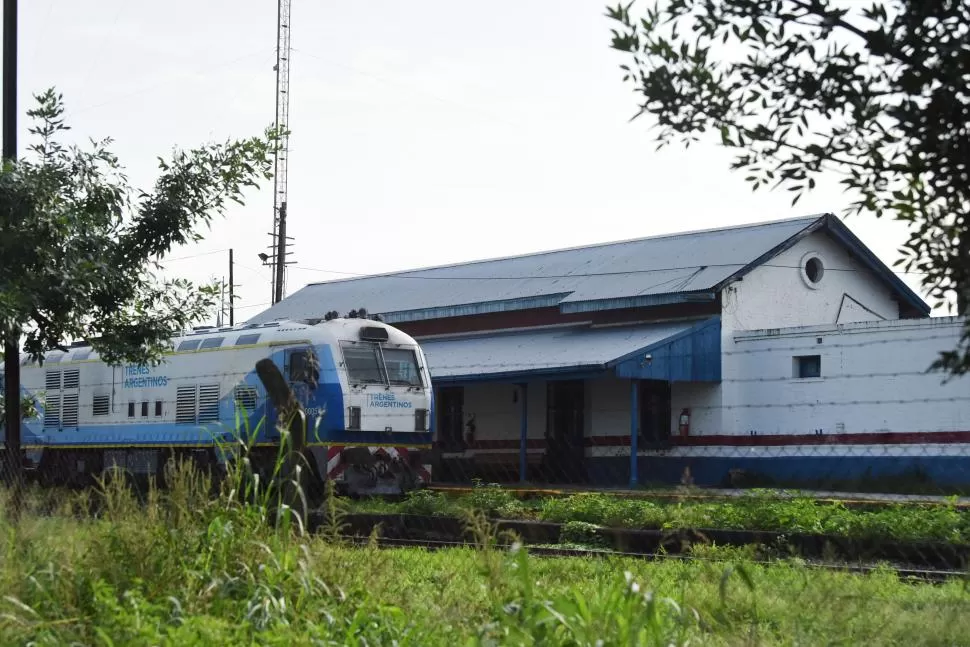 TRENES ARGENTINOS. El tren llega hasta la estación de carga de Cevil Pozo, y no hasta la capital, por problemas de infraestructura en un puente ubicado sobre el Río Salí. 