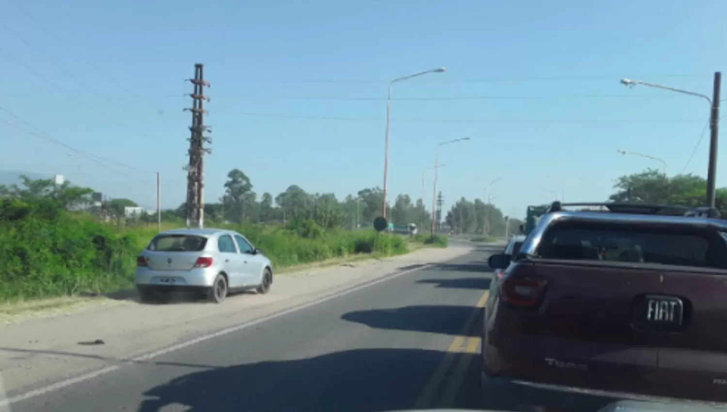 POR LA BANQUINA. Los conductores acortan camino sin respetar las reglas de tránsito.