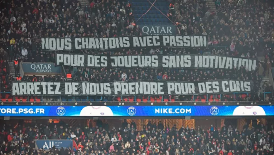 CRÍTICOS. Cantamos con pasión para jugadores sin motivación, dicen las banderas desplegadas por fanáticos de PSG.