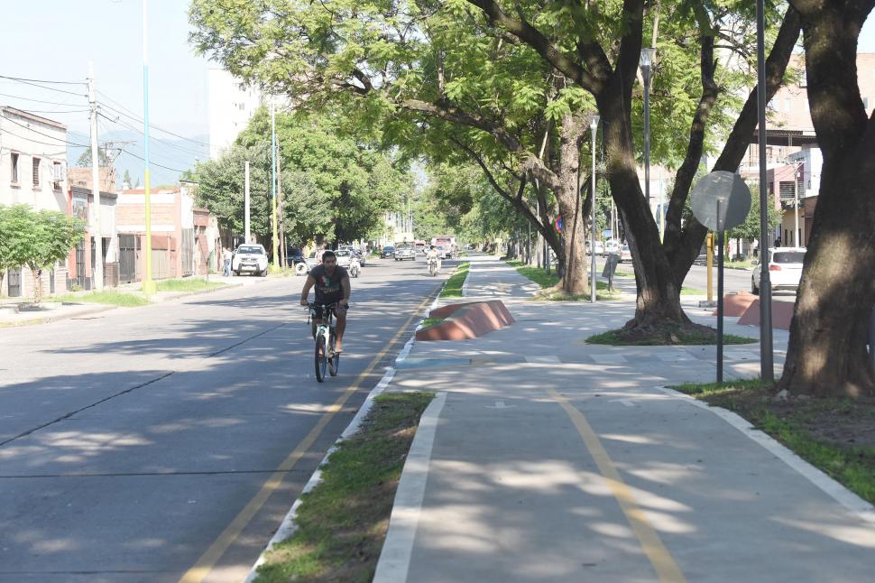 DESDE COLÓN A PELLEGRINI. Ese tramo invita a sacarle el jugo a la bicisenda de la Kirchner. Pero el ciclista de la foto decidió ir por la avenida. 