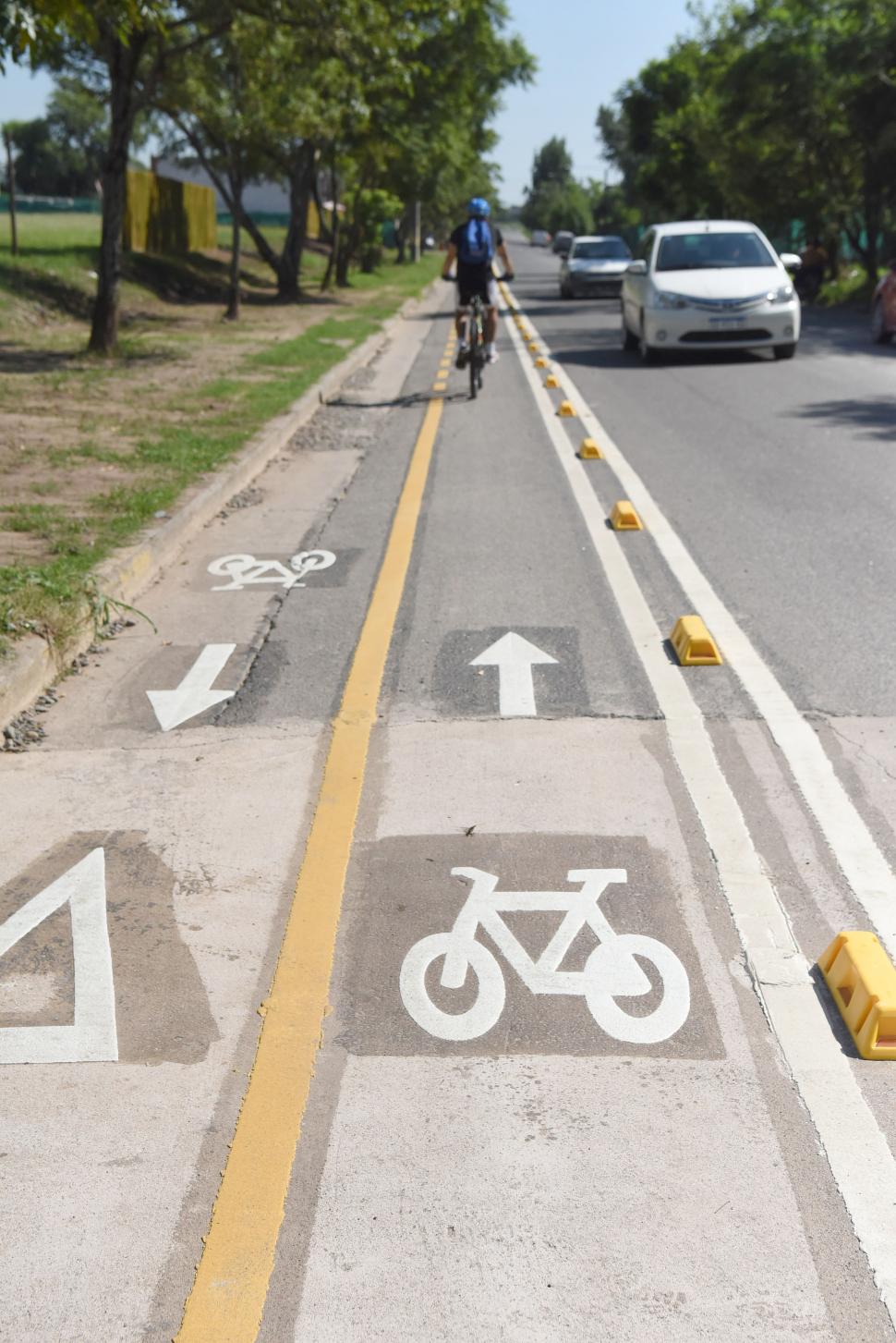 CLARAMENTE DELIMITADA. Así luce la bicisenda de calle Las Rosas, en Yerba Buena. Es, a la vez, una de las más transitadas.