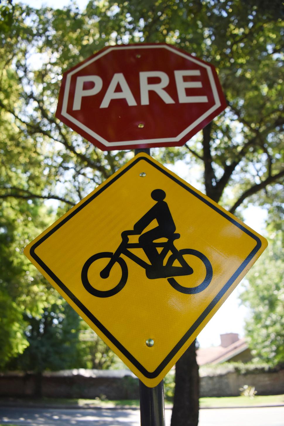 SARMIENTO Y GÜEMES. El respeto a los ciclistas hace a la seguridad vial yerbabuenense. La prioridad de paso es para los que pedalean. 